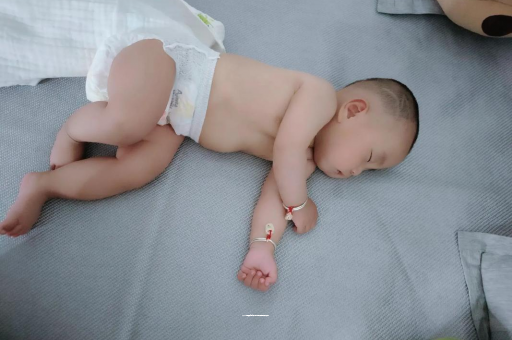 金湖三个月宝宝抬头不稳